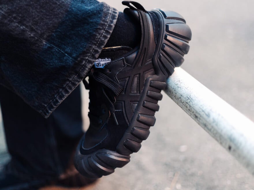 オールブラックの「オニツカタイガー」は他にはないデザインにひと目