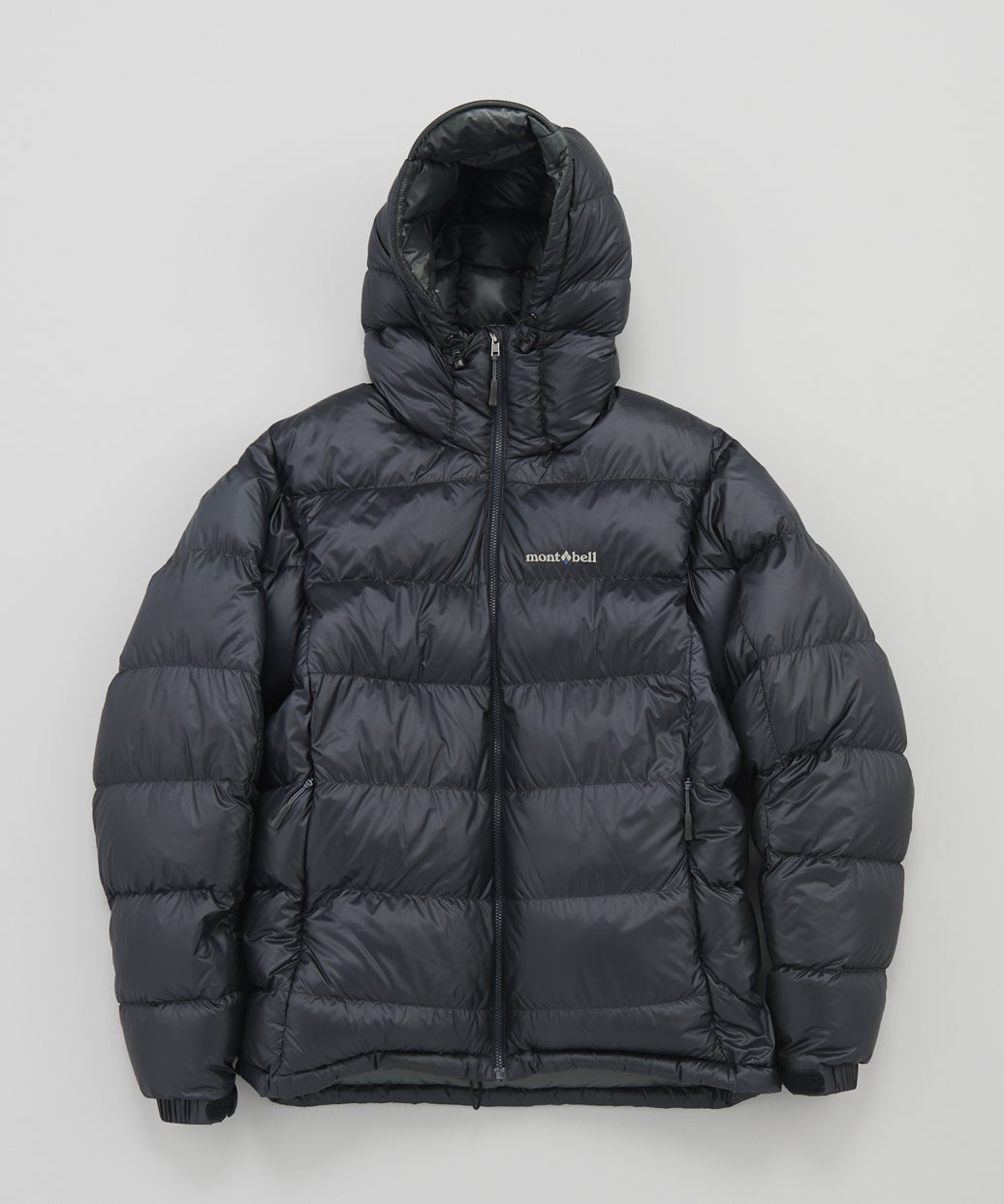 モンベル」のいま買うべきコスパ最高“黒ダウン”7選。1万円台