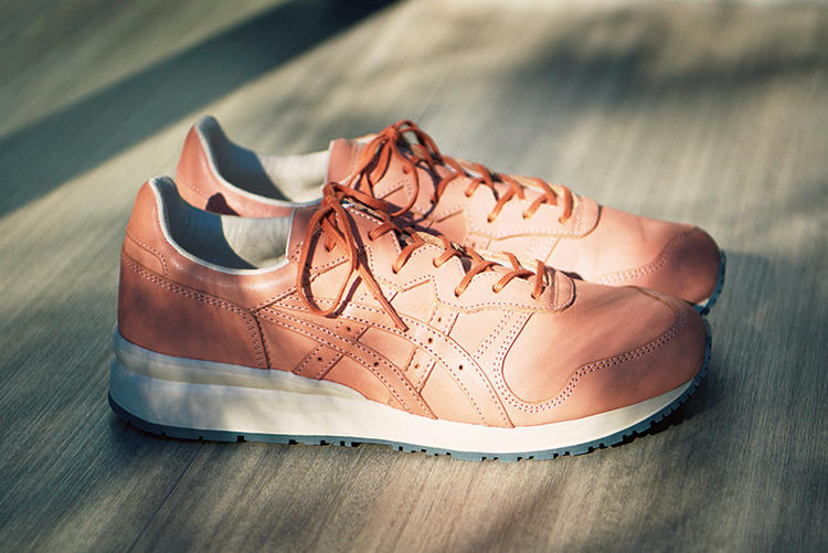 お花見の足元はジャパンブランド、オニツカタイガーの桜色スニーカーが