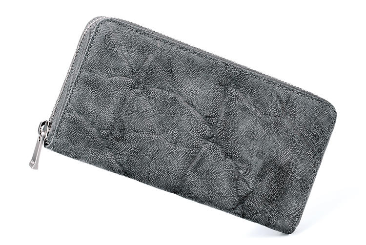 存在感もエレファント！ 希少な象革を用いたプレリーの長財布【ひと言