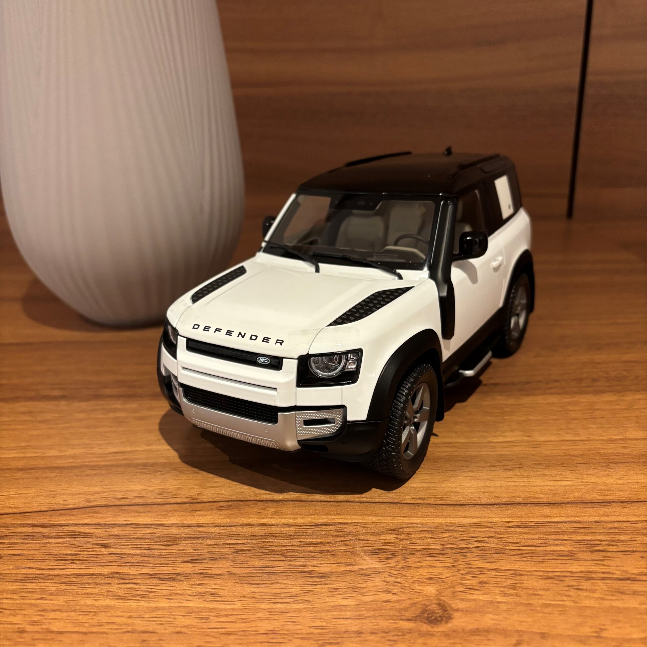 Defender 90 1:18 Scale Model – Fuji Whiteのご紹介🤍✨ | ジャガー
