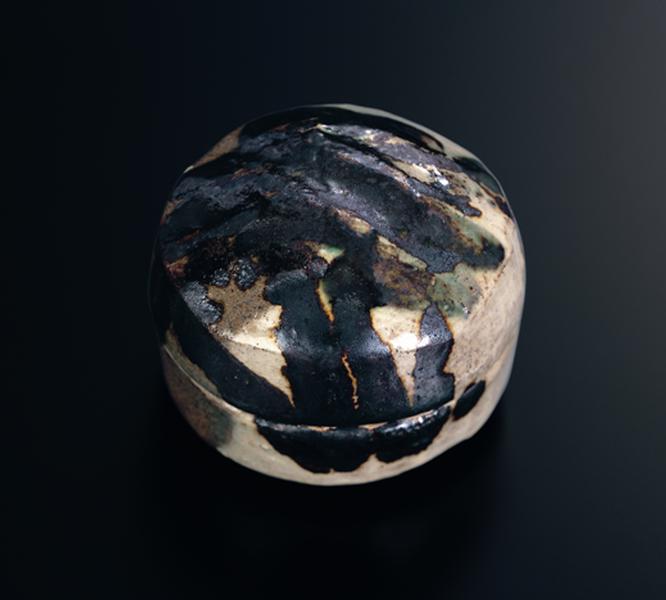 乾山銹絵松文香合 - MIHO MUSEUM