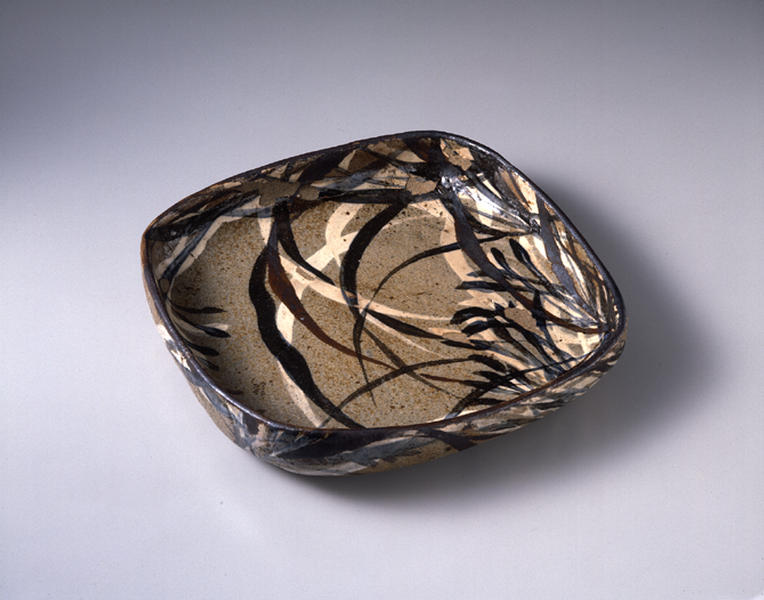 乾山銹絵染付草文四方鉢 - MIHO MUSEUM