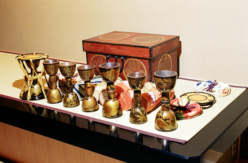 三葉葵星梅鉢紋蒔絵鼓箱、蒔絵鼓胴一式 - MIHO MUSEUM