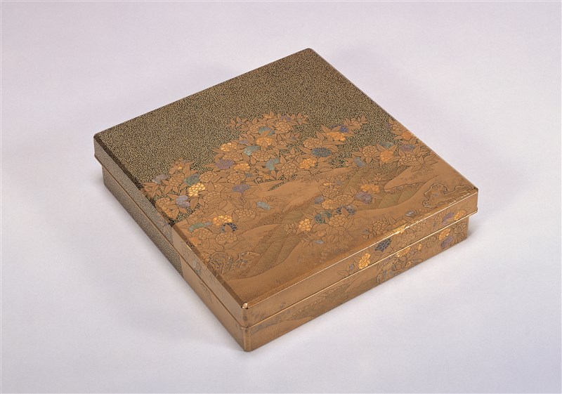 春秋花卉蒔絵硯箱（伝五十嵐道甫作） - MIHO MUSEUM