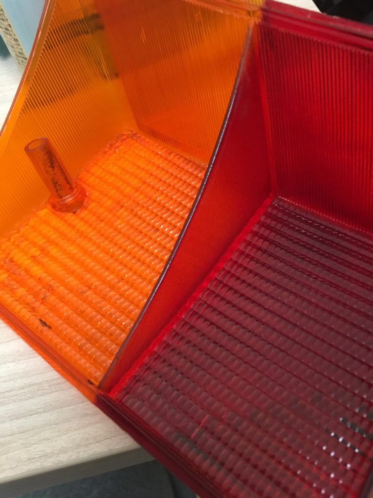 ローバーミニ：テールライトの光量は小さい。そして不点灯の修理