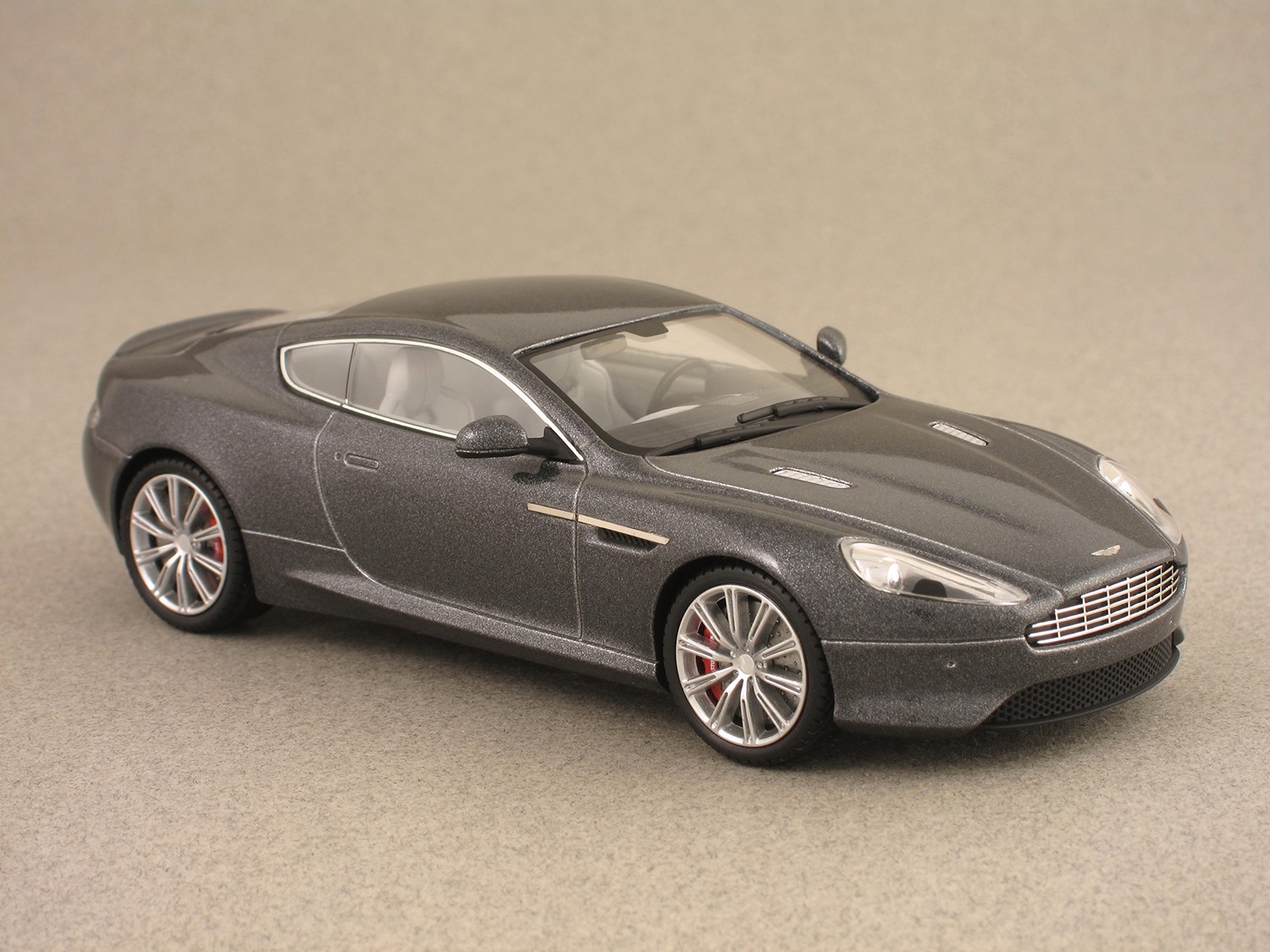 Aston Martin DB9 2013 grey (Kyosho) 1:43 - Minicarweb