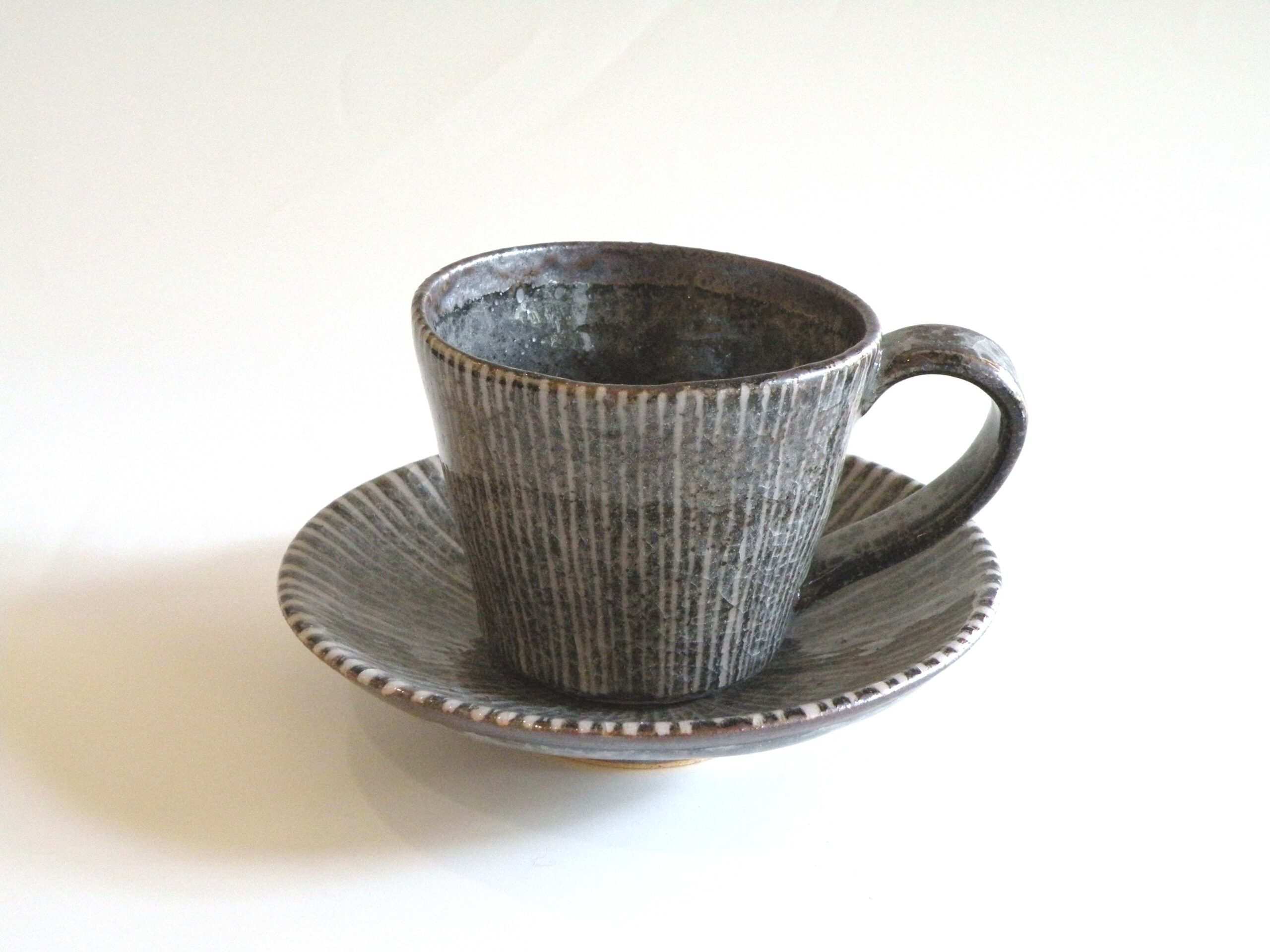 美濃焼伝統工芸品協同組合 | 鼠志野十草珈琲碗皿