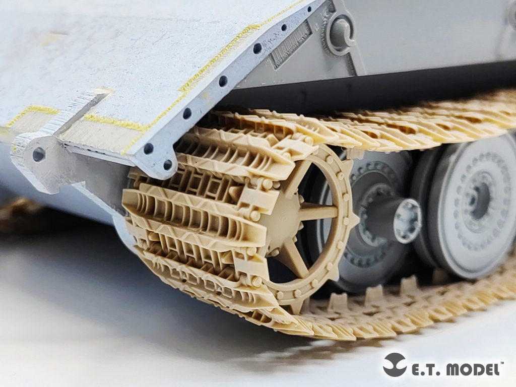 E.T.MODEL[P35-425]1/35 WWII ドイツ E-100超重戦車 起動輪&履帯セット