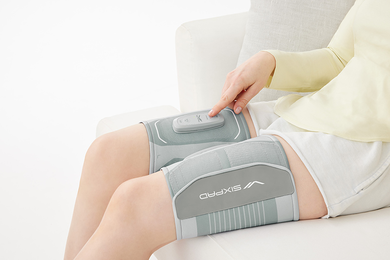 太ももにぐるっと巻いて手軽にトレーニング。内転筋にも同時に