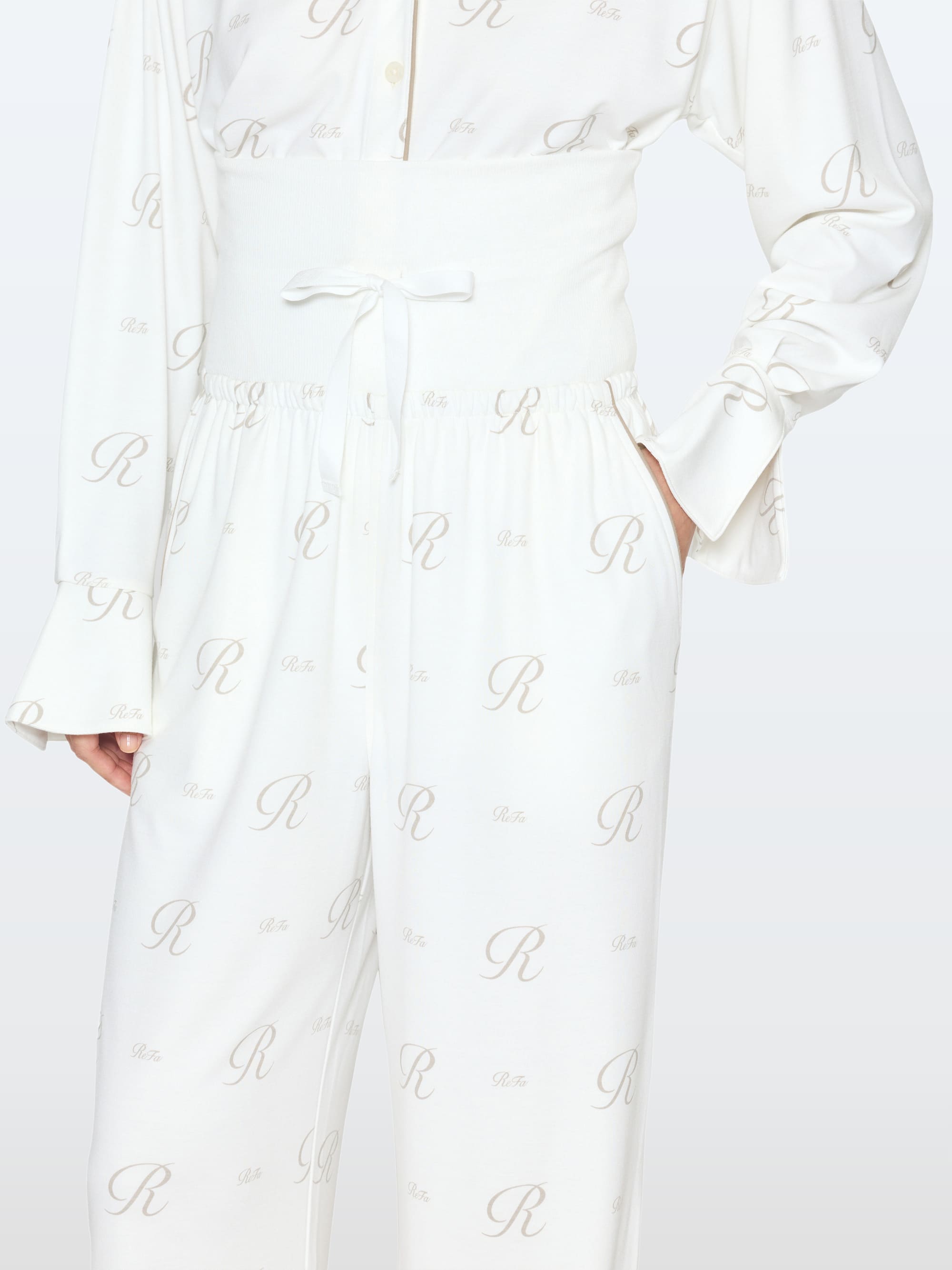 リファバイタルテック モイストスムース スタンドカラースリープウェア