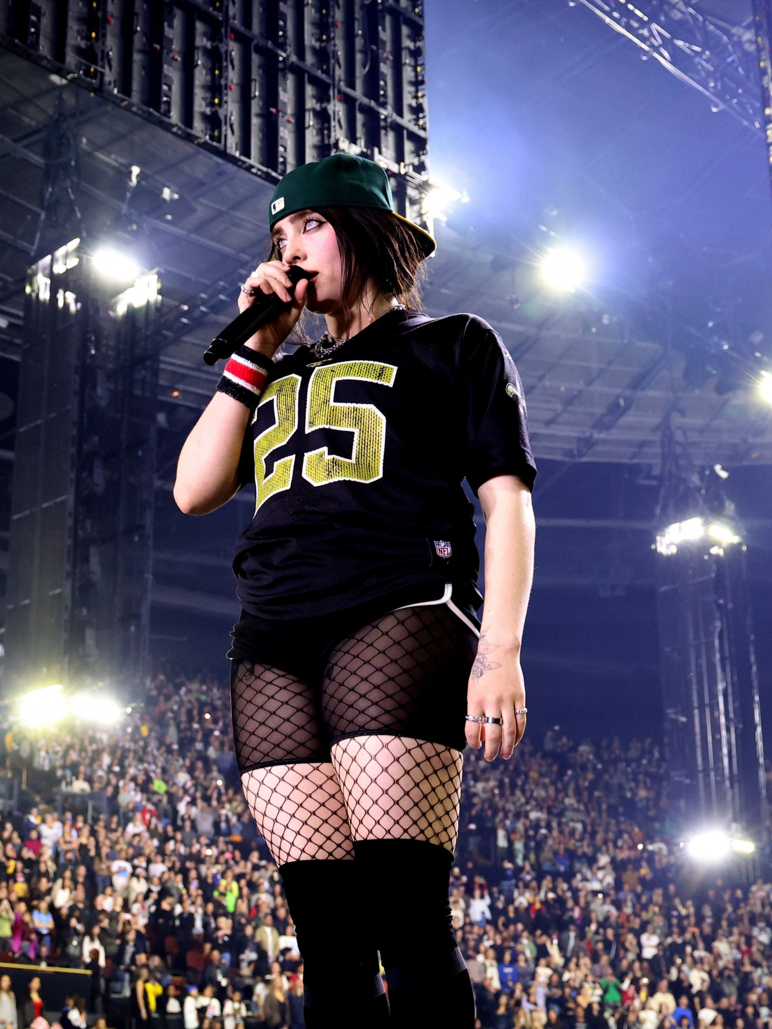 ビリー・アイリッシュのコンサートにチャーリーxcxがサプライズ出演