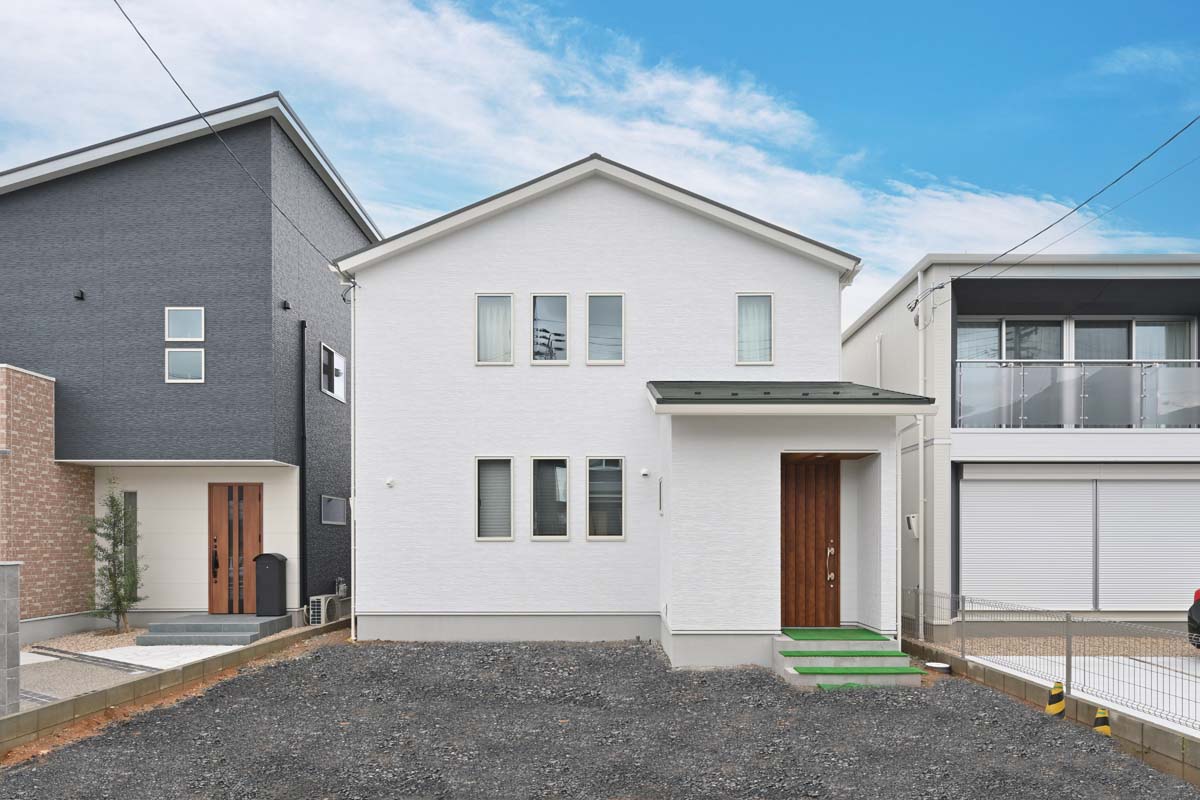 琵琶湖を望む三角屋根の家｜滋賀県草津市笠山6丁目｜ ノブワークス株式会社