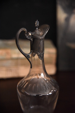 豪華な装飾の小ぶりなガラスの水差し