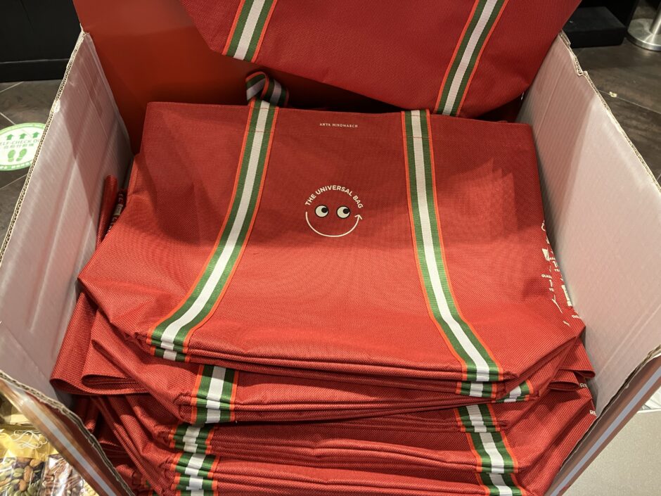 香港限定カラー！Anya Hindmarchのエコバッグ！お土産にも絶対喜ばれる