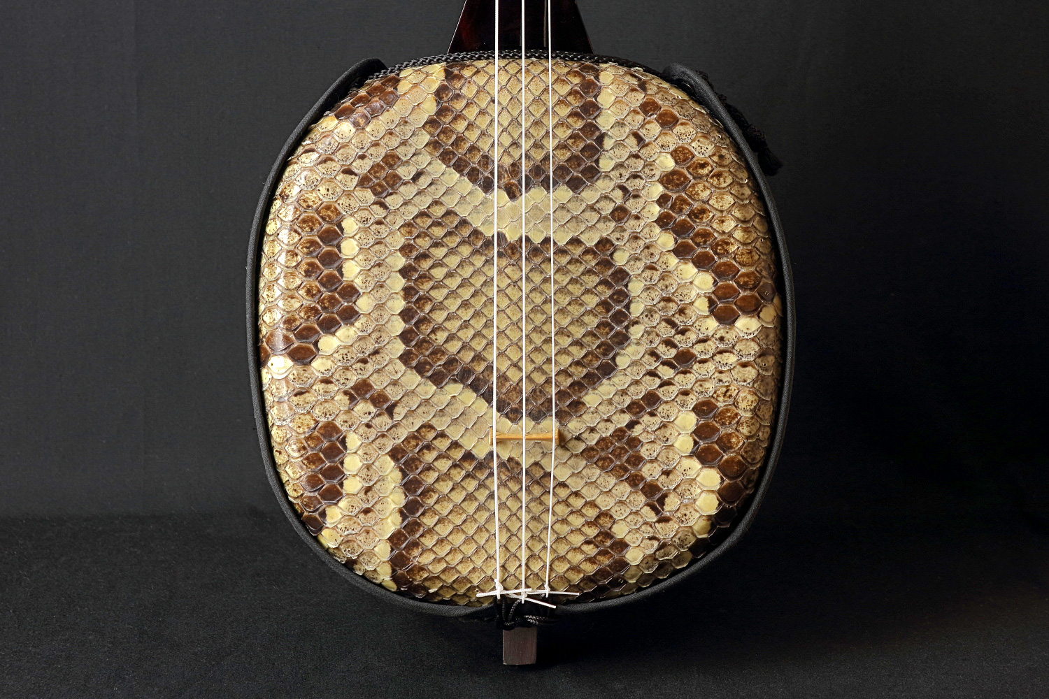 逸品三線】縞黒檀「知念大工型」本張り三線｜三線専門店ナビィ三線