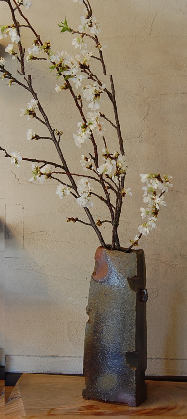 黒田儀男 備前かせ胡麻四方花器(箱付) Bizen vase with artist signed