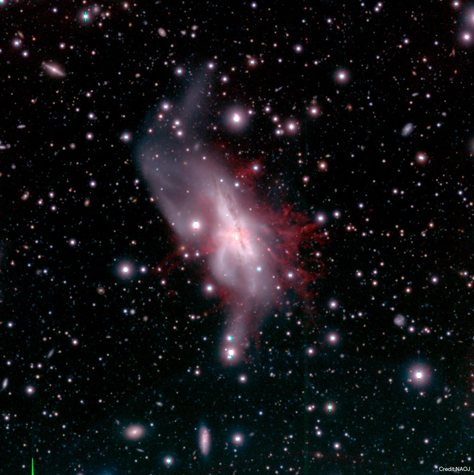 合体銀河NGC 6240から吹き出す巨大銀河風 | ギャラリー