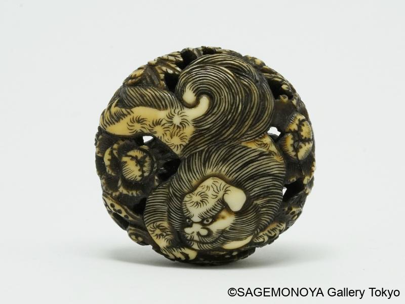 牡丹獅子図透彫－饅頭・柳左・鏡蓋根付｜根付専門店「提物屋」