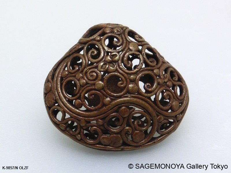 蛤形玉唐草透かし根付 - SAGEMONOYA