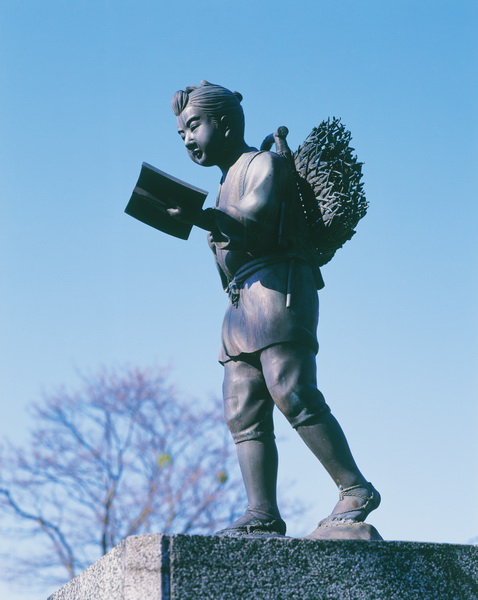 二宮金次郎像に「歩きスマホ」「虐待」のクレームは的外れ｜NEWSポスト