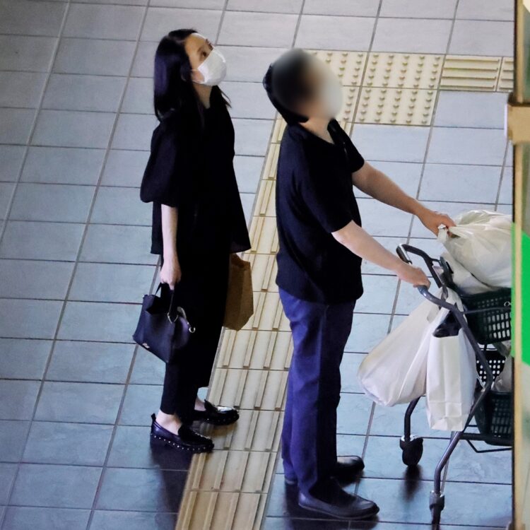 写真】松田聖子「女子高生に人気の服も試着」夫と手つなぎショッピング