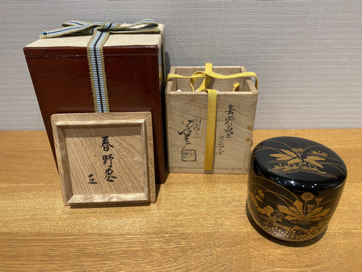 川端近左 内朱金春野棗 ｜日興堂