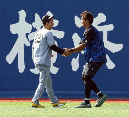 DeNA】藤浪晋太郎、古巣阪神のナインやコーチ陣と談笑 周りには自然と