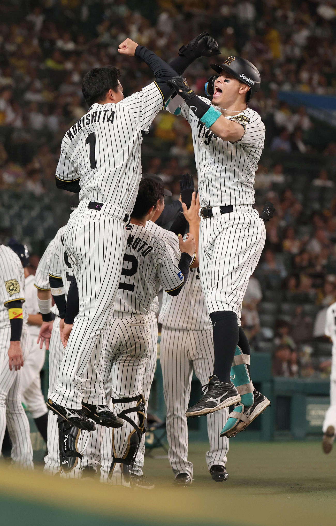 阪神】快勝締め！佐藤輝明40HR＆100打点ダブル達成 村上は3冠確実