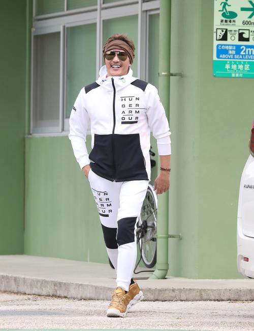 新庄剛志ビッグボス 白黒ジャージーで球場に「雨降んないですね