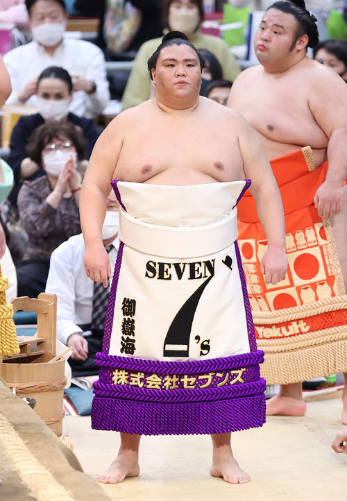 初土俵から7年 新大関の御嶽海「7」の文字描かれた新化粧まわし披露