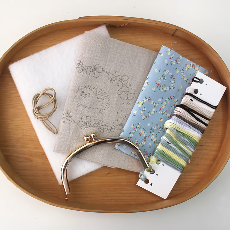 PHC-131-1 chicchiさんの動物刺繍キット[図案印刷済] -はりねずみさん