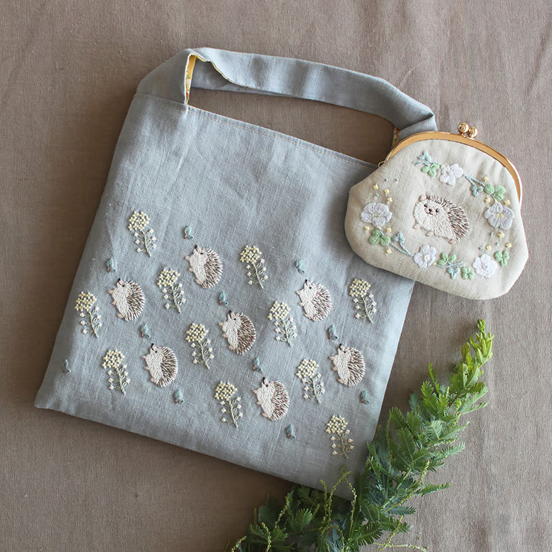 PHC-131-1 chicchiさんの動物刺繍キット[図案印刷済] -はりねずみさん