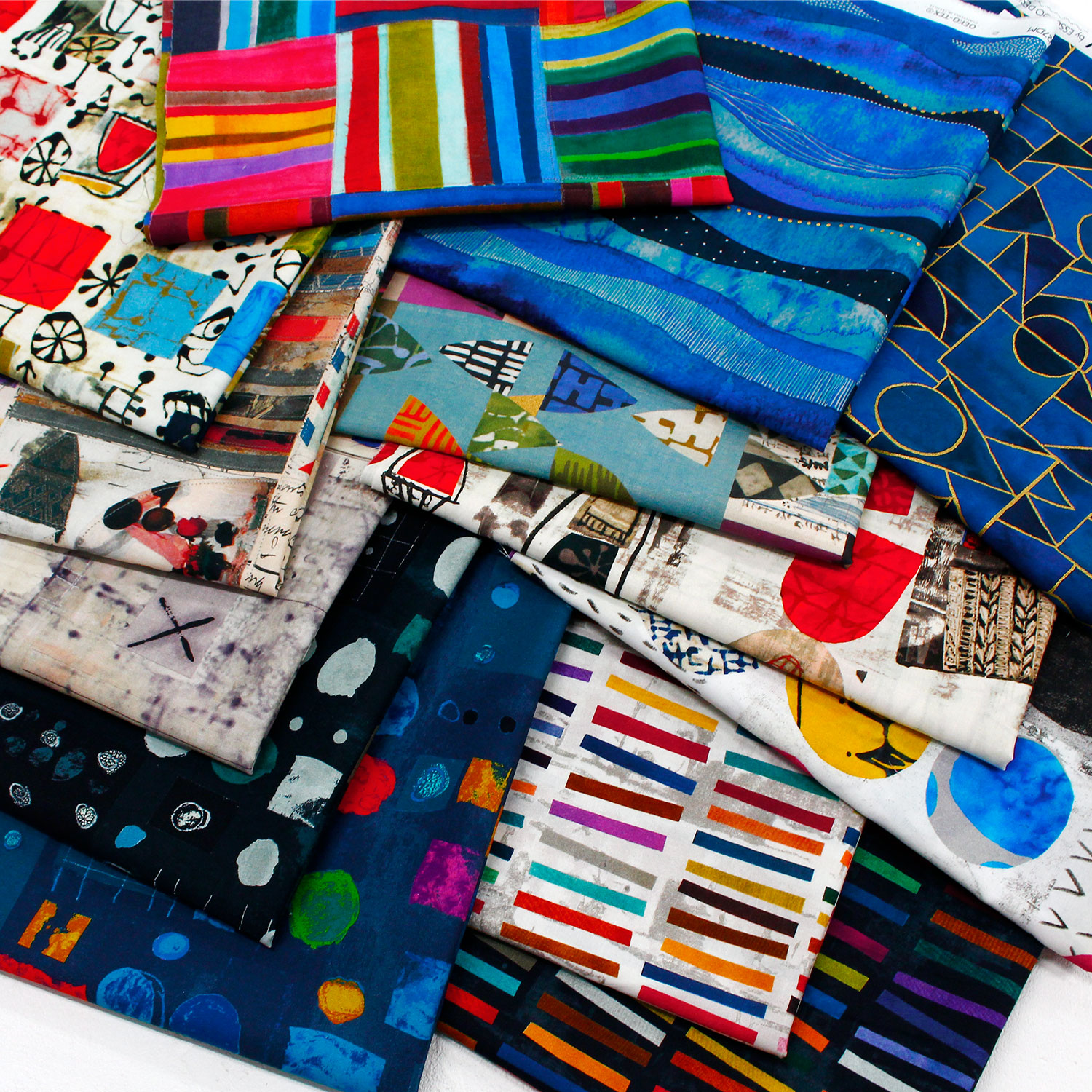 0227新柄】WIN53737-1 ネイビー地 赤黄丸四角模様 WINDHAM FABRICS USA