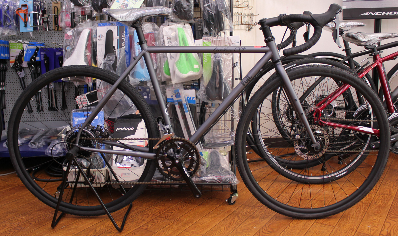 FUJIのグラベルロードFEATHER CX+が入荷いたしました。