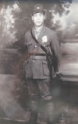 現地の人々や武友さん（前列右端）ら日本兵を収めた形見の白黒写真