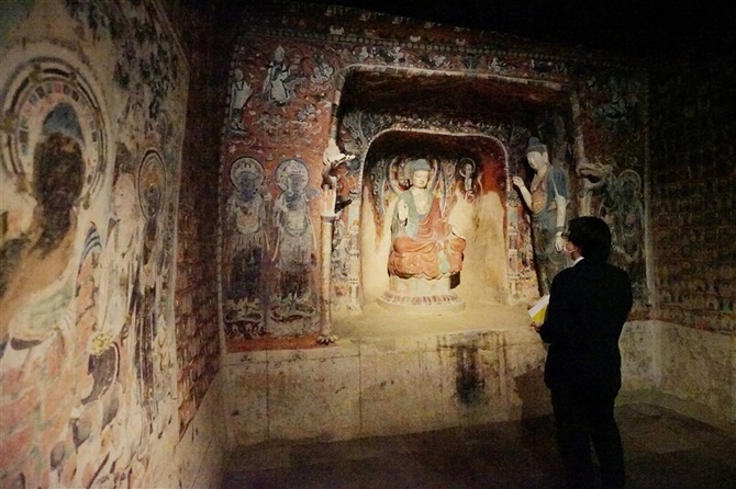 世界遺産の敦煌莫高窟第57窟も復元展示されている - もっと近くで見