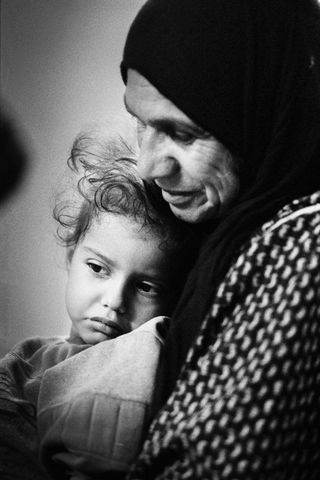 イラク戦争の戦闘に巻き込まれて被弾し両手を負傷した少年＝2003年4月