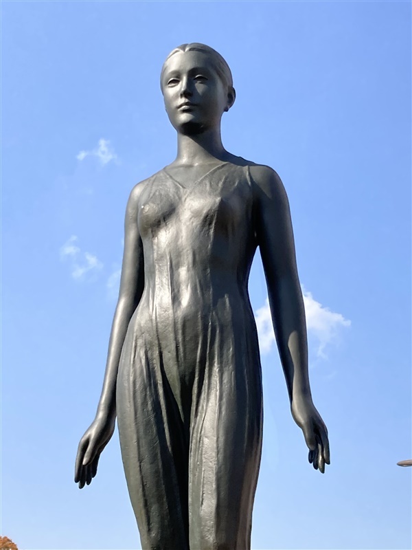 10年ぶりに洗浄・塗装された舟越保武作の「シオン」＝戸畑区の浅生1号