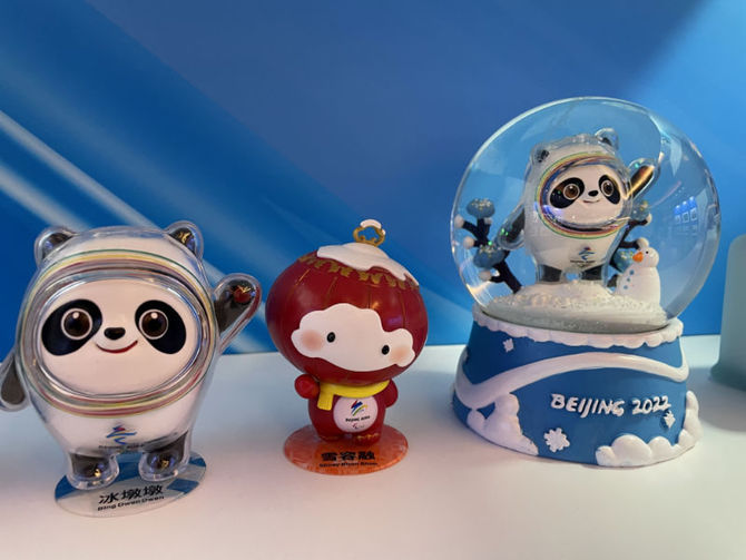 北京冬季五輪の公式マスコット「氷墩墩（ビンドゥンドゥン）」（左端