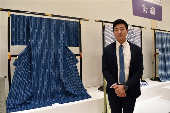 松枝崇弘さんと奨励賞受賞作の久留米絣着物「森の光・雨音」 - 日本