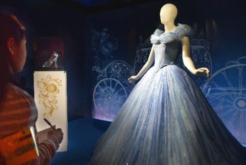 実写映画「シンデレラ」で主人公シンデレラが着たドレス。クリスタルが