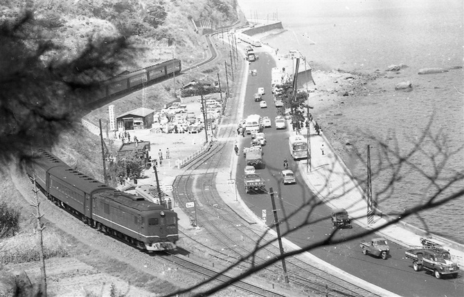 路面電車の線路（大分交通別大線、72年廃止）と国鉄（今のJR九州）日豊