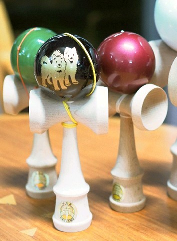犬柄のけん玉は「南極物語」のタロとジロがモチーフ。「タロ・ジロは