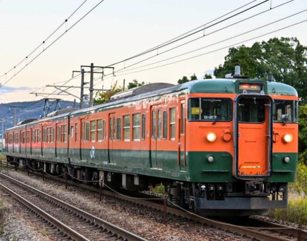 サロンカーなにわ」でゆく 115系湘南色・クモハ42展示 - tabiwaトラベル
