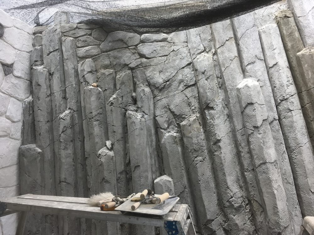 擬岩、造形モルタルで六角柱状節理をつくりました。（六角柱岩