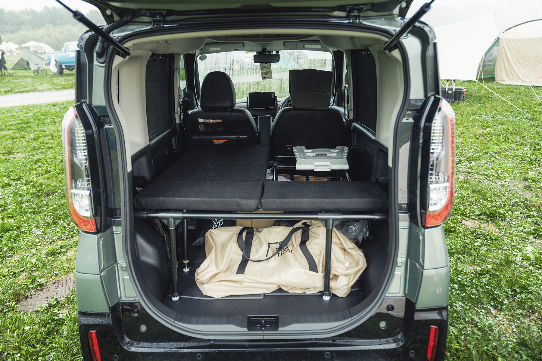 選んだのは「三菱・デリカミニ」！ 自作ベットで「車中泊」もこなす