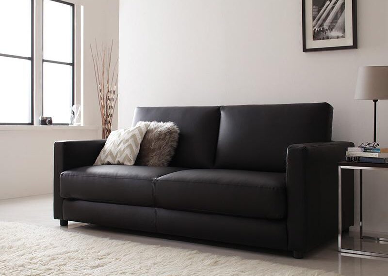 クールからナチュラルまで！好みのインテリアに合わせる黒いソファー