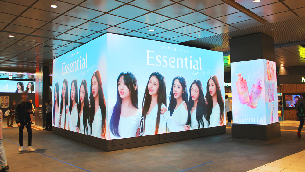 花王】Essential新CM出演中「NewJeans」のメンバー5人を起用した広告が