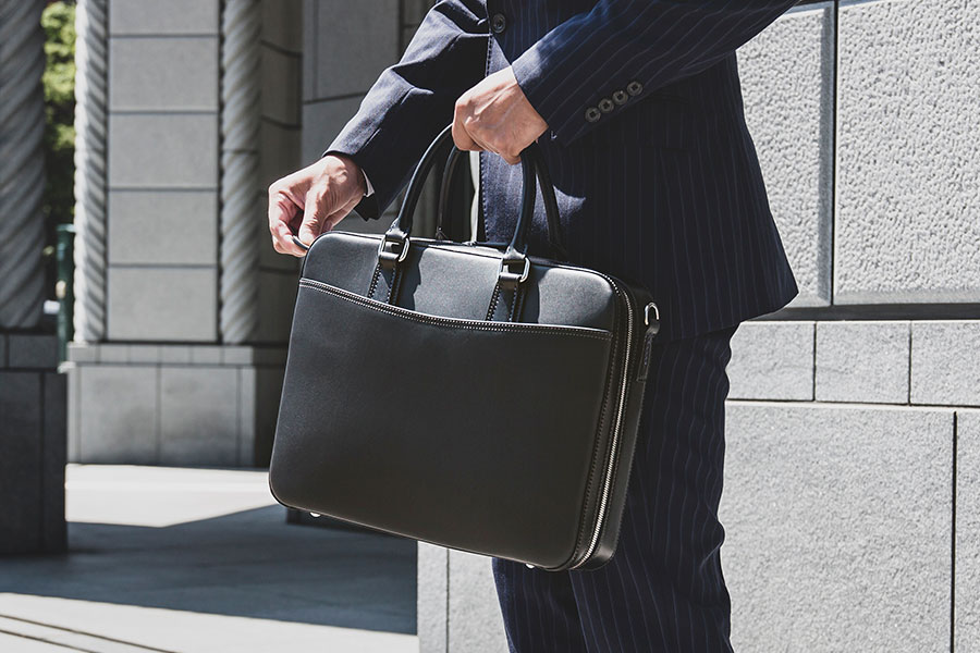 シンプルなデザインでよりスリムになった本革ビジネスバッグ